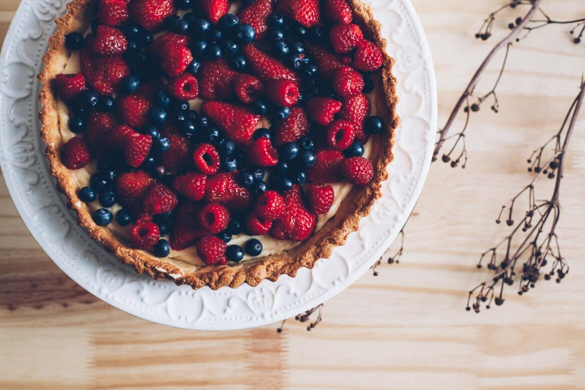 Bolo de Baunilha com Frutas Vermelhas