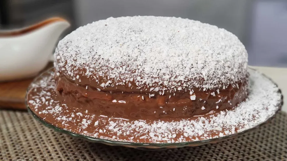 Bolo de Coco com Recheio de Leite Condensado
