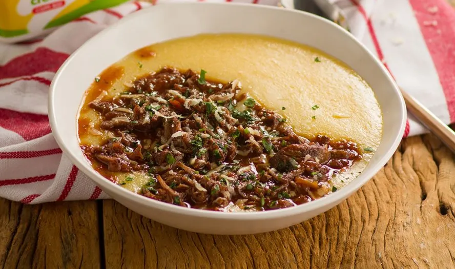 Ragu de Carne com Polenta Cremosa